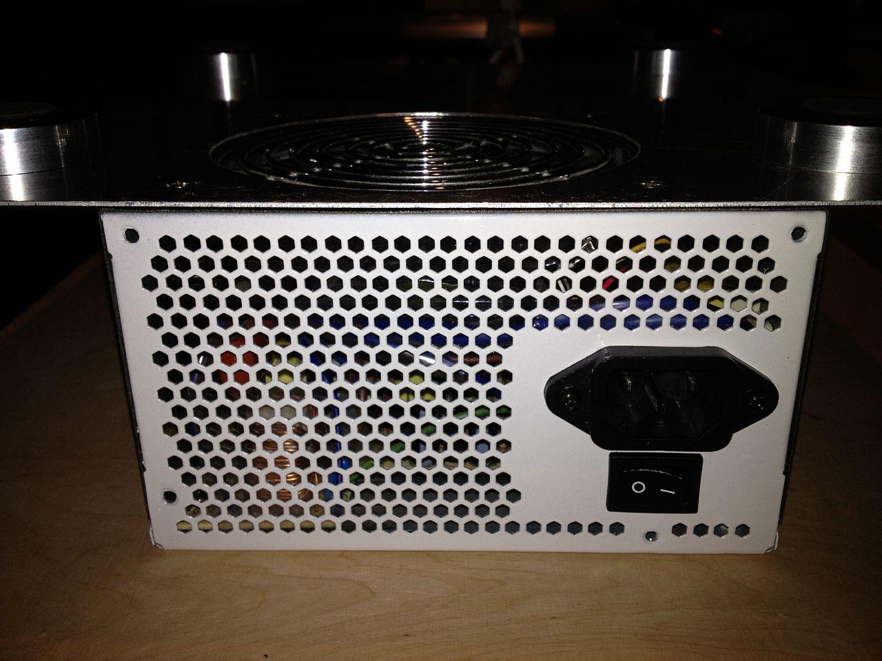 [05/06/2012] Update: Hardware lackiert und mit bunter Beleuchtung (11)