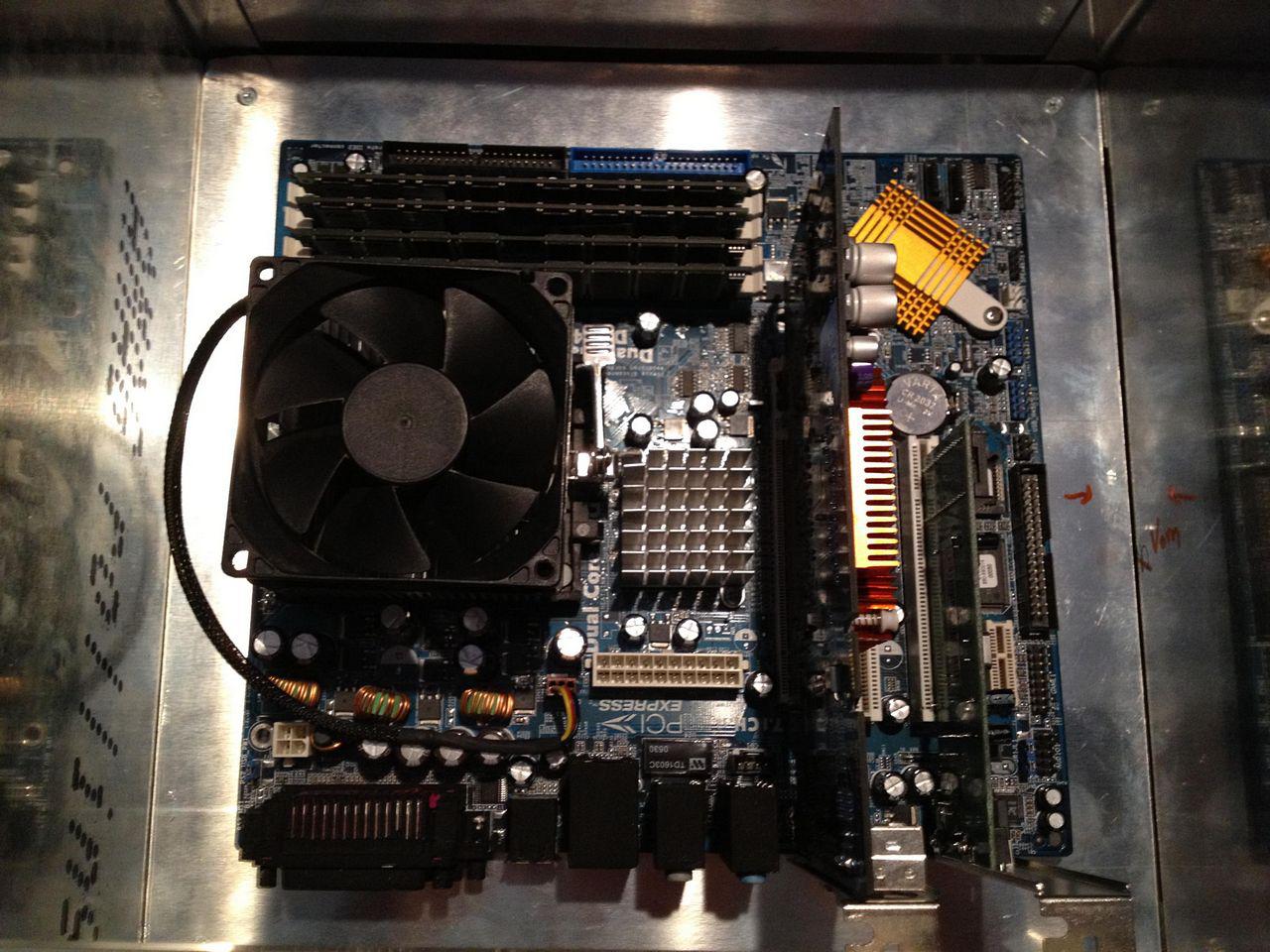 [05/06/2012] Update: Hardware lackiert und mit bunter Beleuchtung (48)
