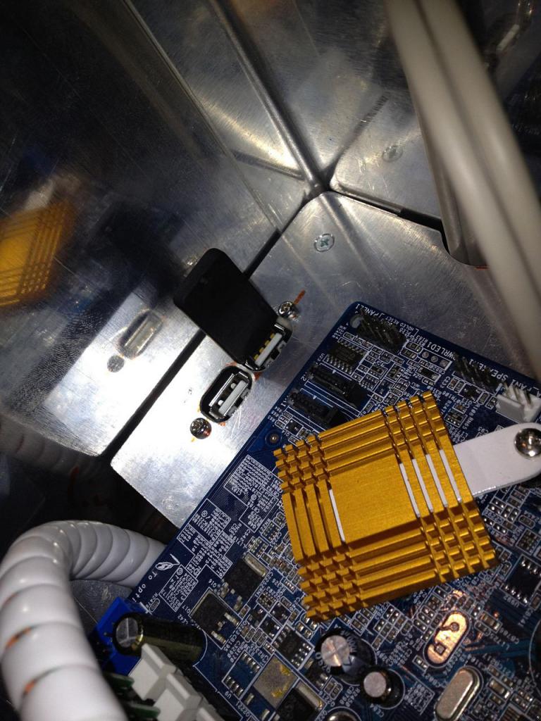 [05/06/2012] Update: Hardware lackiert und mit bunter Beleuchtung (60)
