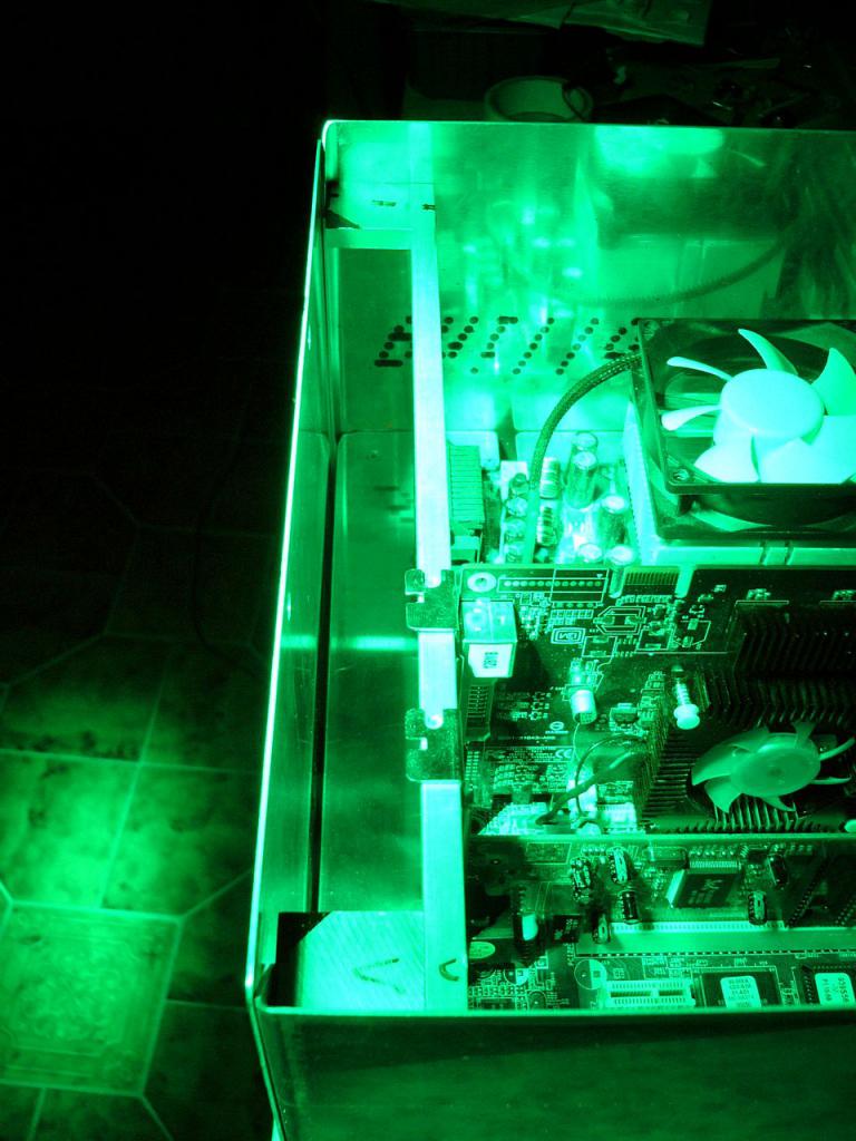 [05/06/2012] Update: Hardware lackiert und mit bunter Beleuchtung (78)