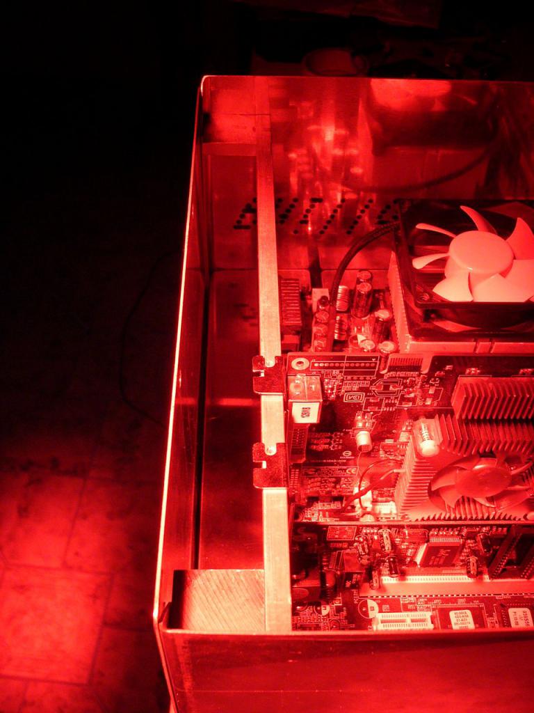 [05/06/2012] Update: Hardware lackiert und mit bunter Beleuchtung (79)