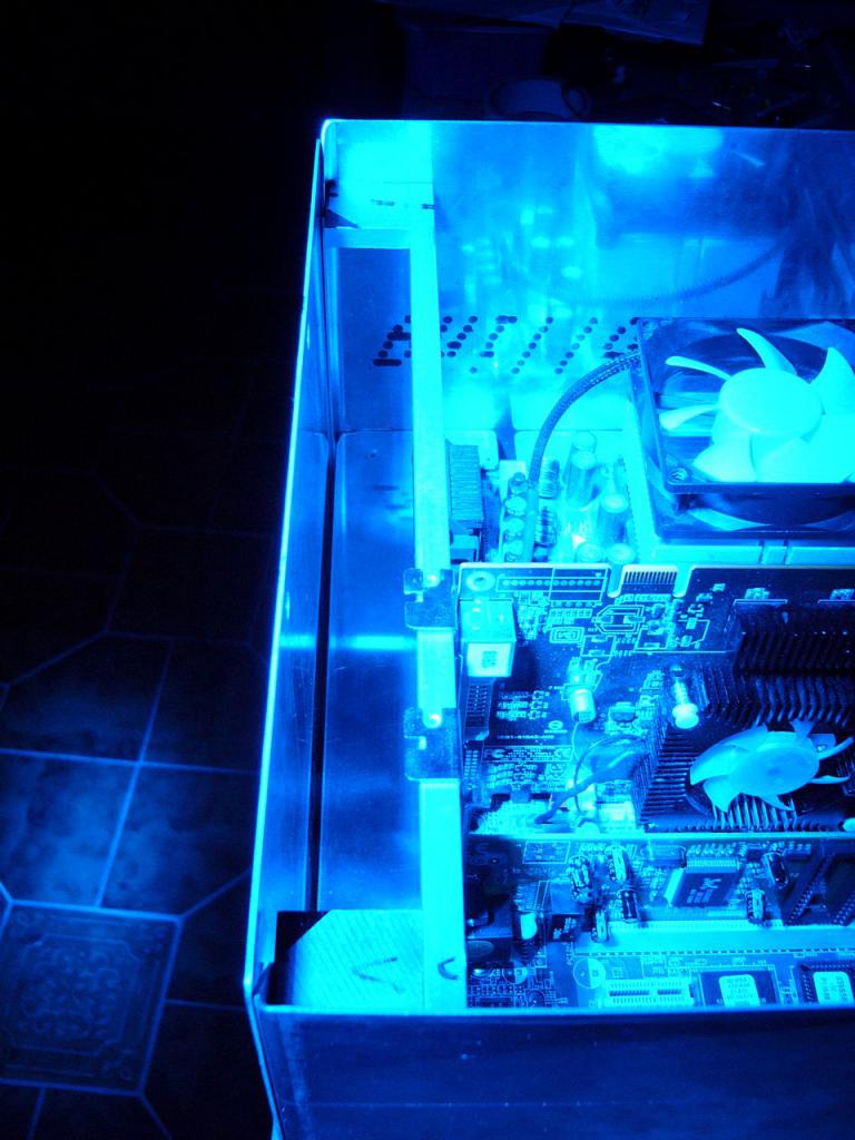 [05/06/2012] Update: Hardware lackiert und mit bunter Beleuchtung (80)