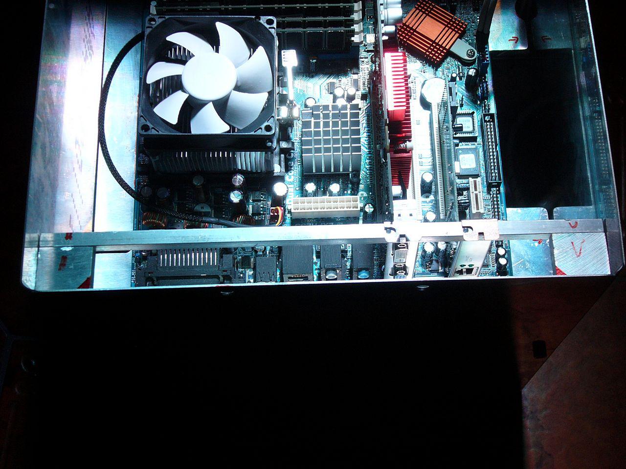 [05/06/2012] Update: Hardware lackiert und mit bunter Beleuchtung (83)