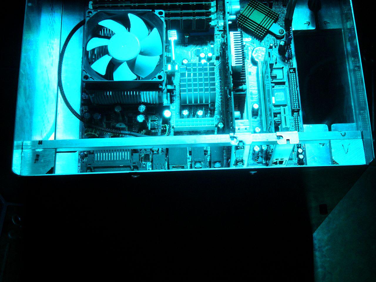 [05/06/2012] Update: Hardware lackiert und mit bunter Beleuchtung (84)