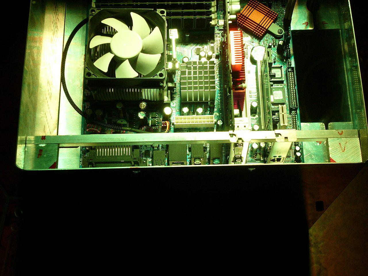 [05/06/2012] Update: Hardware lackiert und mit bunter Beleuchtung (85)