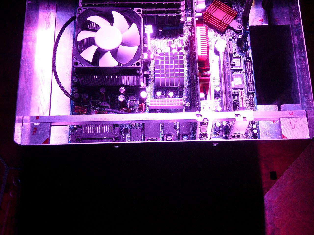 [05/06/2012] Update: Hardware lackiert und mit bunter Beleuchtung (86)