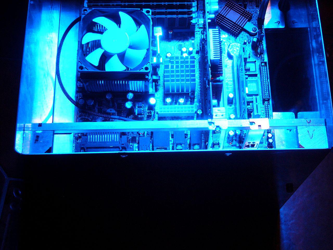 [05/06/2012] Update: Hardware lackiert und mit bunter Beleuchtung (87)