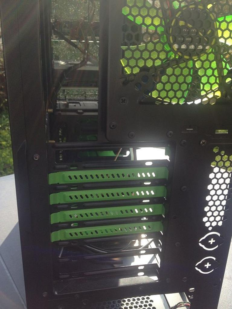 [25/06/2012] Einmal in Grün, bitte! Casemodder verpasst Xigmatek Midgard einen neuen Anstrich (83)