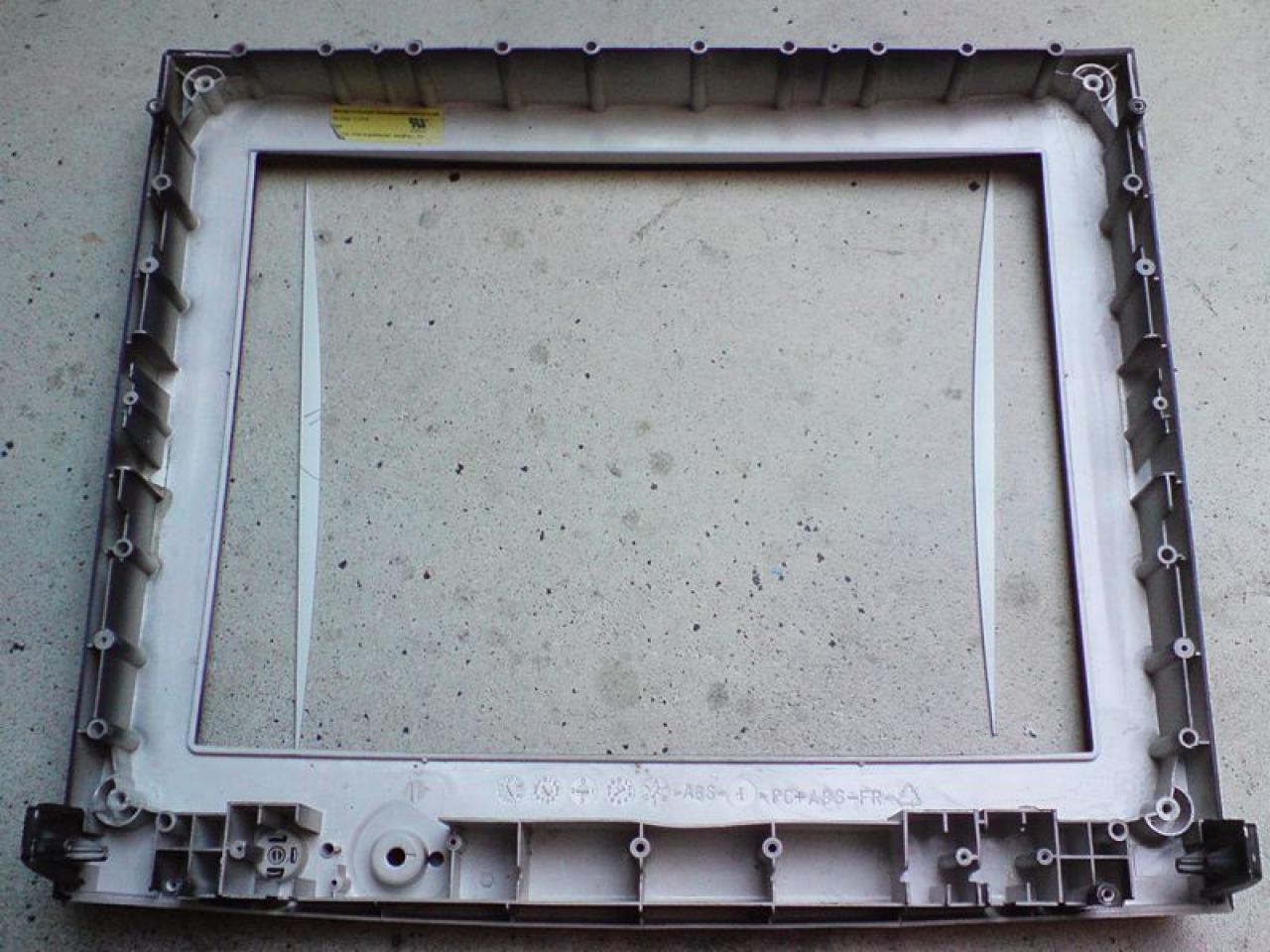 [06/06/2012] Casemod: Monitor-Recycling der anderen Art - PC plus Bildschirm in CRT-Gehäuse verpflanzt (2)