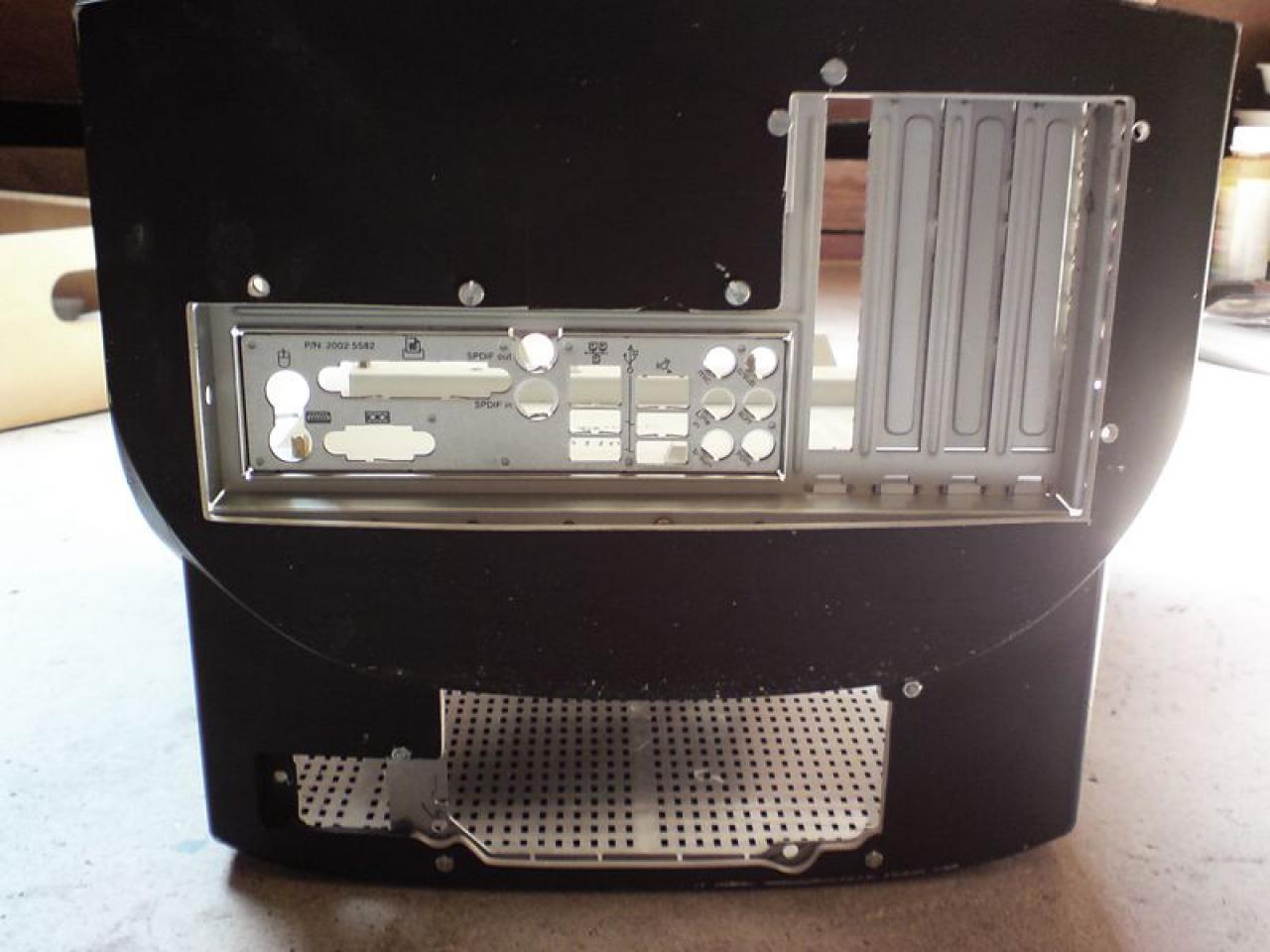 [06/06/2012] Casemod: Monitor-Recycling der anderen Art - PC plus Bildschirm in CRT-Gehäuse verpflanzt (8)