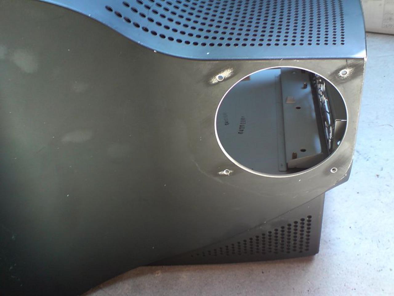 [06/06/2012] Casemod: Monitor-Recycling der anderen Art - PC plus Bildschirm in CRT-Gehäuse verpflanzt (10)
