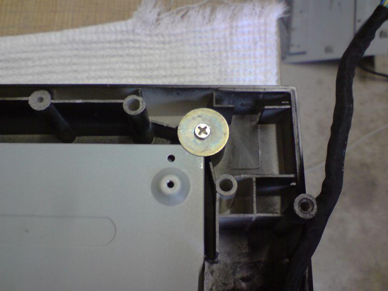 [06/06/2012] Casemod: Monitor-Recycling der anderen Art - PC plus Bildschirm in CRT-Gehäuse verpflanzt (25)