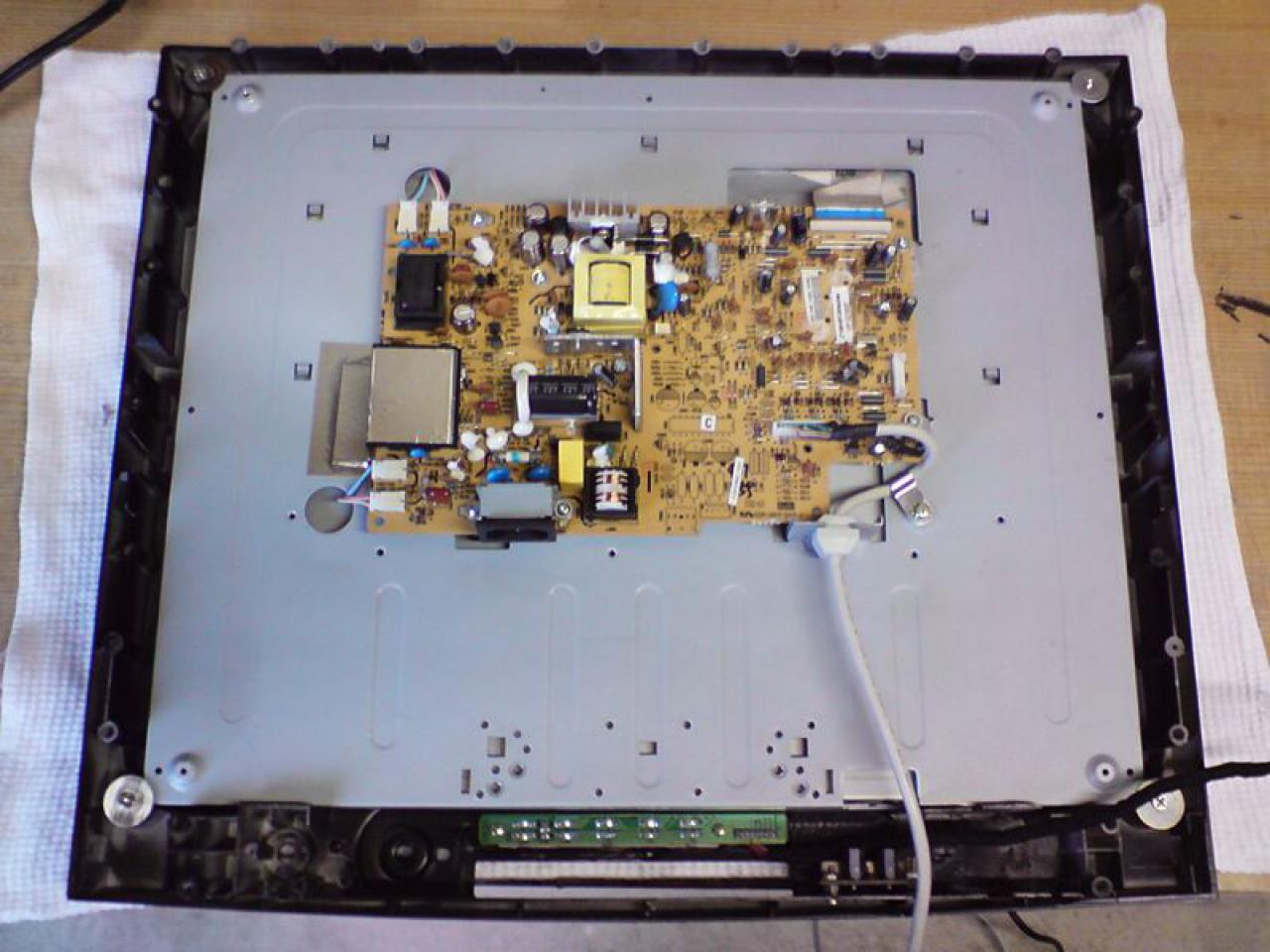 [06/06/2012] Casemod: Monitor-Recycling der anderen Art - PC plus Bildschirm in CRT-Gehäuse verpflanzt (26)