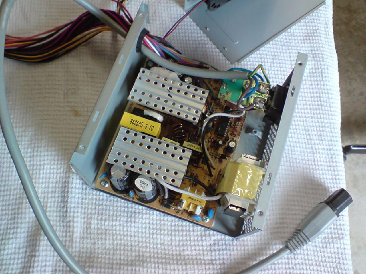 [06/06/2012] Casemod: Monitor-Recycling der anderen Art - PC plus Bildschirm in CRT-Gehäuse verpflanzt (28)