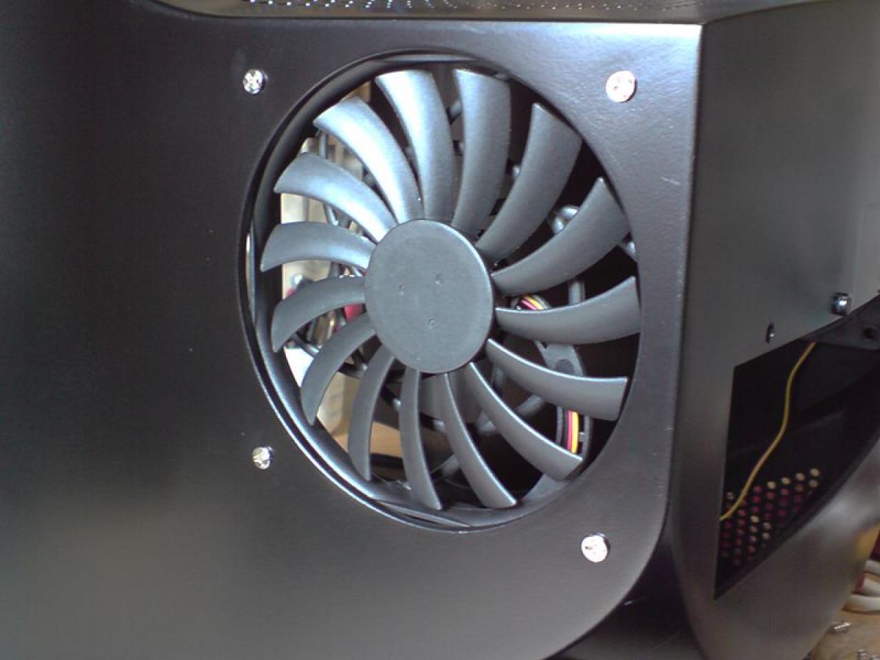 [06/06/2012] Casemod: Monitor-Recycling der anderen Art - PC plus Bildschirm in CRT-Gehäuse verpflanzt (29)