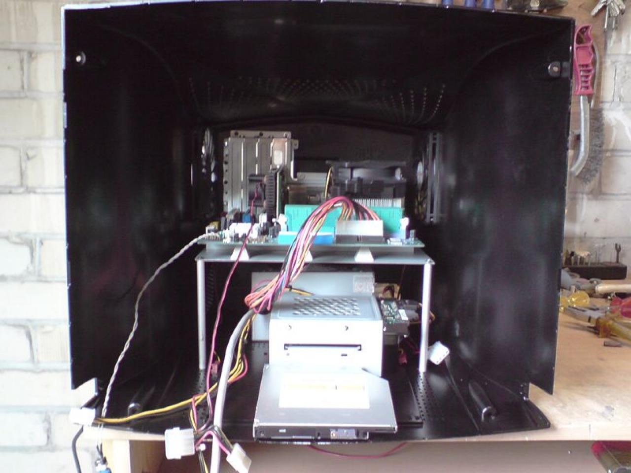 [06/06/2012] Casemod: Monitor-Recycling der anderen Art - PC plus Bildschirm in CRT-Gehäuse verpflanzt (30)