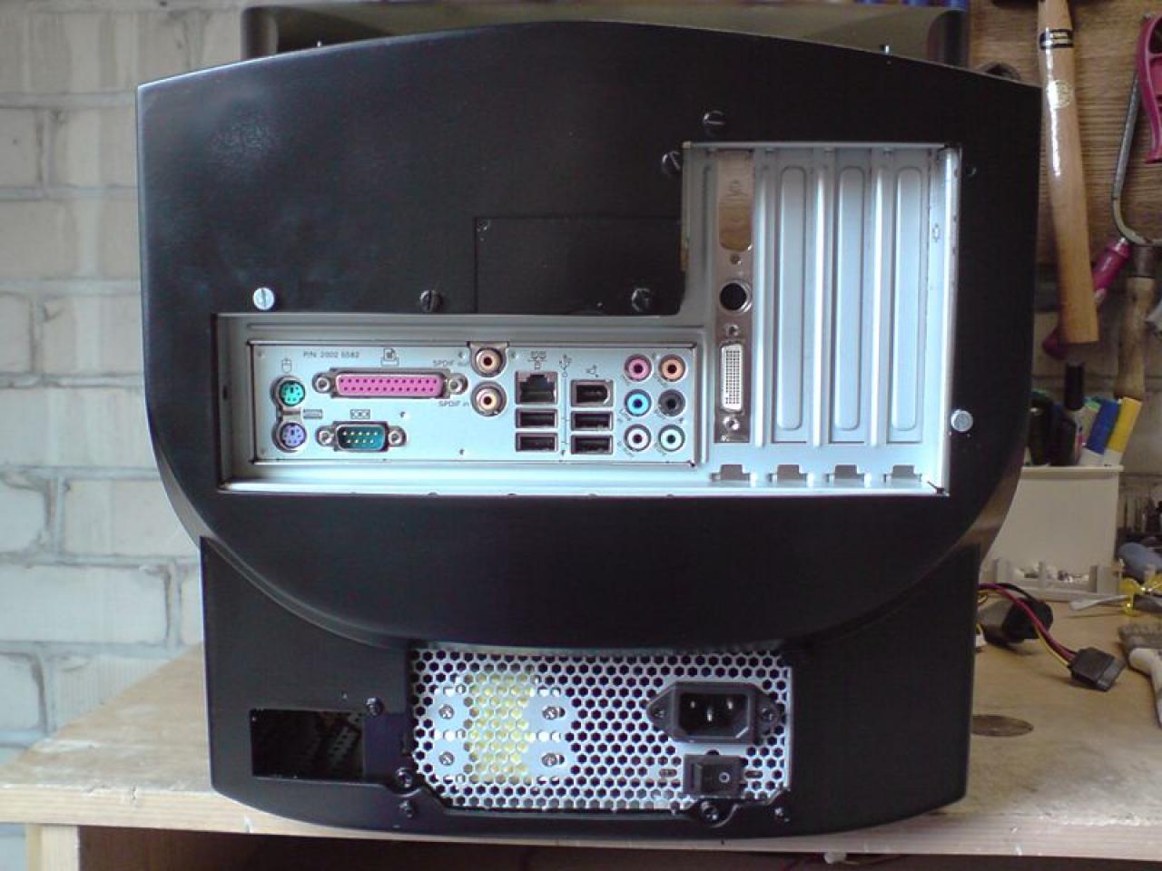 [06/06/2012] Casemod: Monitor-Recycling der anderen Art - PC plus Bildschirm in CRT-Gehäuse verpflanzt (31)