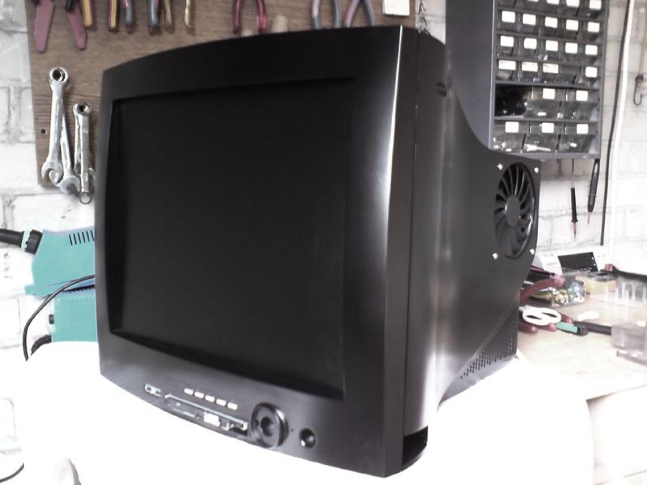[06/06/2012] Casemod: Monitor-Recycling der anderen Art - PC plus Bildschirm in CRT-Gehäuse verpflanzt (32)