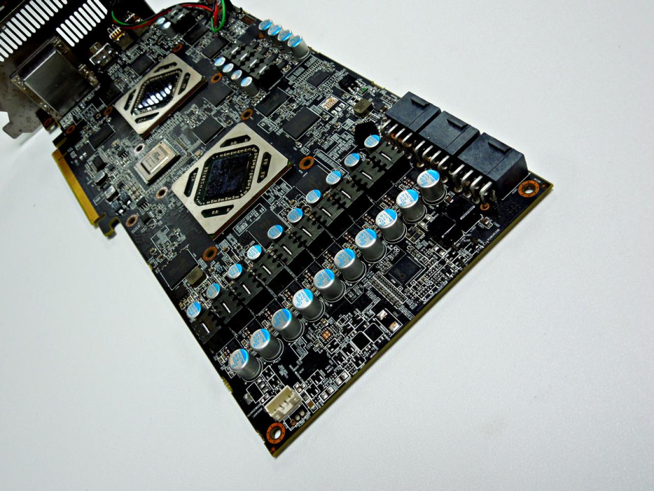 [05/06/2012] Powercolor HD 7970 X2 Devil 13: Mit 1.100 MHz und drei 8-Pol-Anschlüssen an die Spitze? (7)