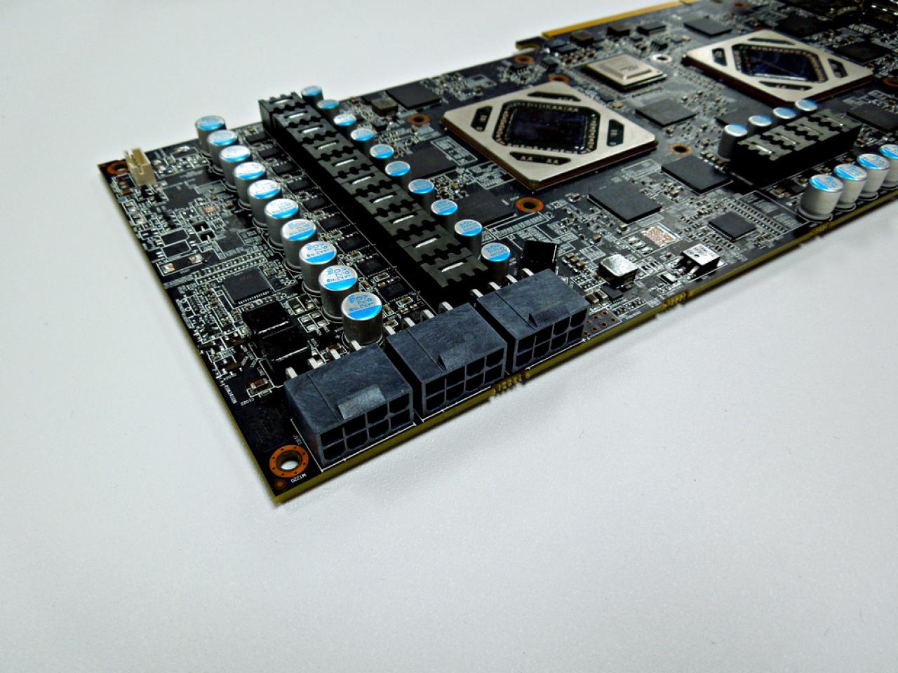 [05/06/2012] Powercolor HD 7970 X2 Devil 13: Mit 1.100 MHz und drei 8-Pol-Anschlüssen an die Spitze? (8)