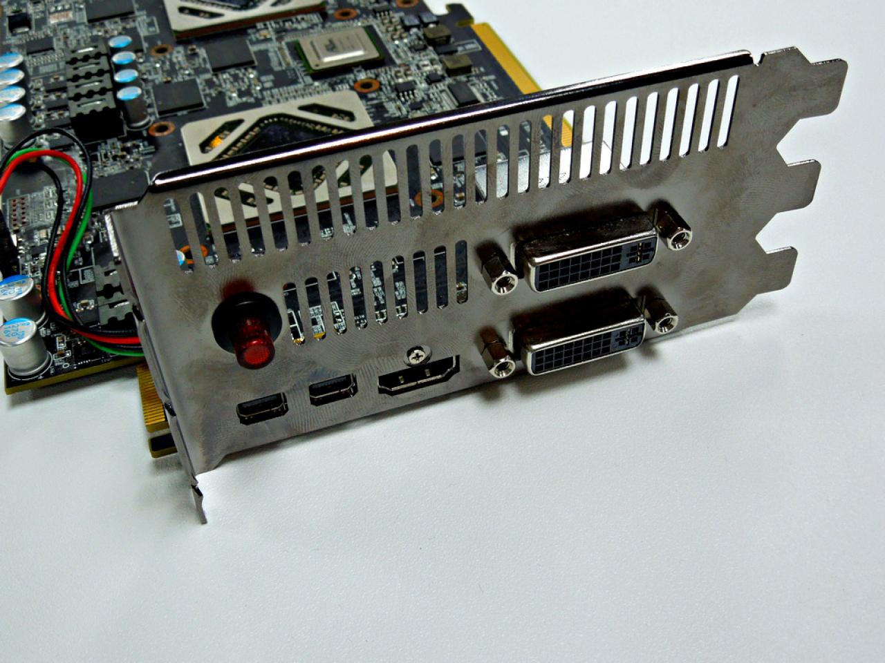 [05/06/2012] Powercolor HD 7970 X2 Devil 13: Mit 1.100 MHz und drei 8-Pol-Anschlüssen an die Spitze? (13)