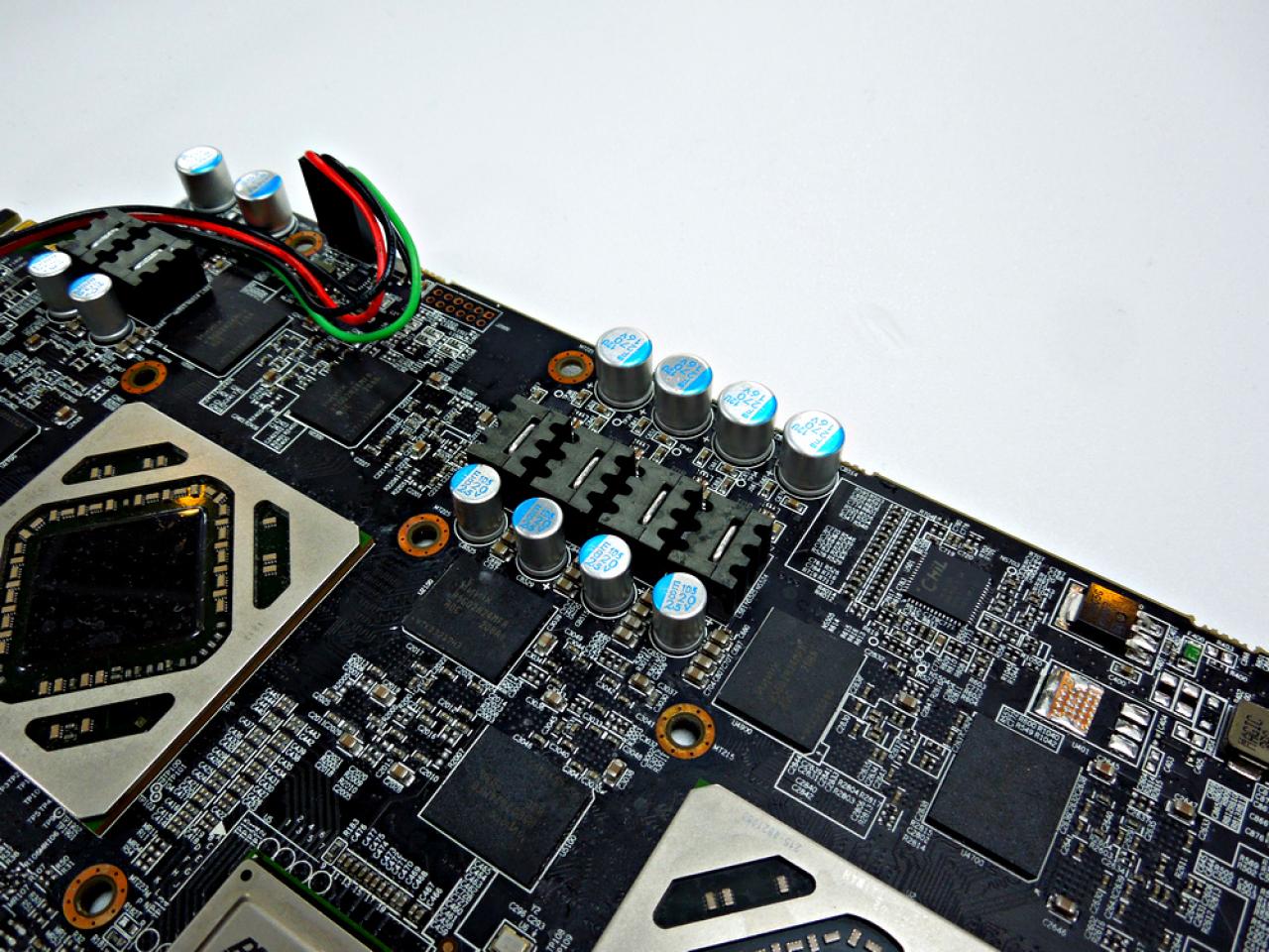 [05/06/2012] Powercolor HD 7970 X2 Devil 13: Mit 1.100 MHz und drei 8-Pol-Anschlüssen an die Spitze? (16)