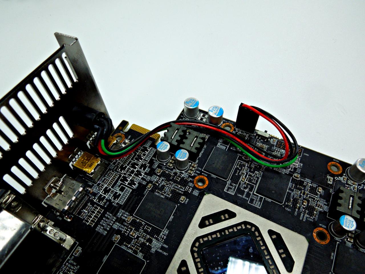 [05/06/2012] Powercolor HD 7970 X2 Devil 13: Mit 1.100 MHz und drei 8-Pol-Anschlüssen an die Spitze? (17)
