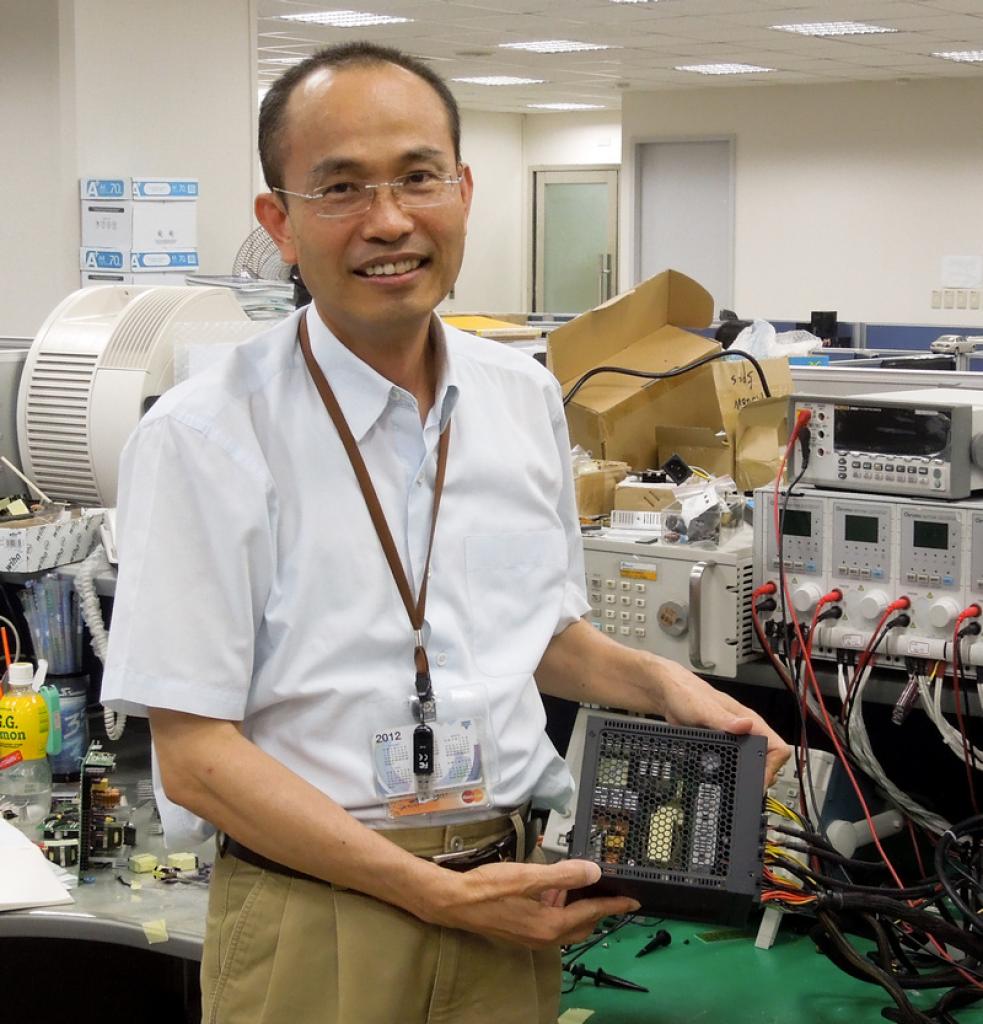 [22/06/2012] Fred Lin, Director of R&D bei Seasonic, mit dem in Europa PCGH-exklusiven passiven P-Series 520W; Fred ist neben der X- auch für die brandneue P-Reihe verantwortlich (80-Plus-Platin)