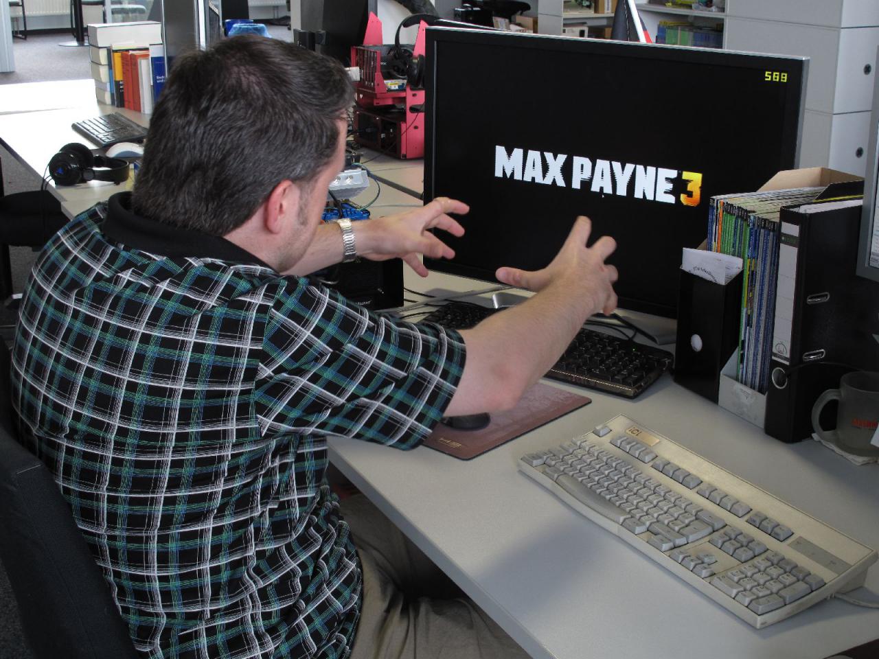 [08/06/2012] Herr Spille hat Mühe, seine Fassung zu bewahren, als sich Max Payne 3 ein weiteres Mal eine Ewigkeit an Zeit nimmt, um sich am Rockstar Social Club anzumelden. Online-Zwang für Offline-Spiele ... warum?