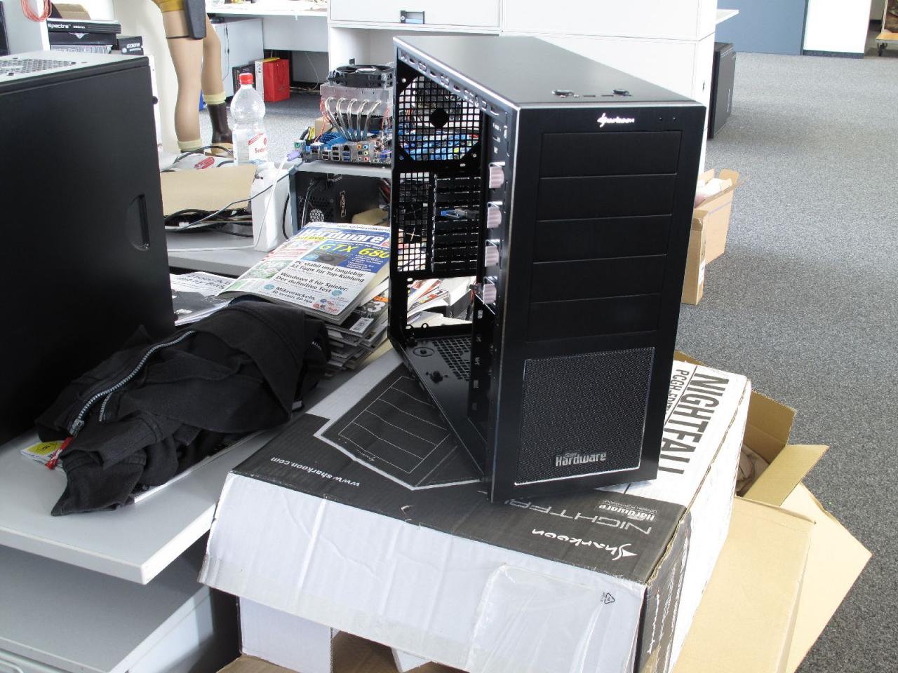 [08/06/2012] Daniel Waadt hat das erste Exemplar des neuen PCGH-Gehäuses von Sharkoon erhalten. Wenn es seiner kritischen Begutachtung standhält, werden demnächst die PCGH-PCs damit ausgestattet.