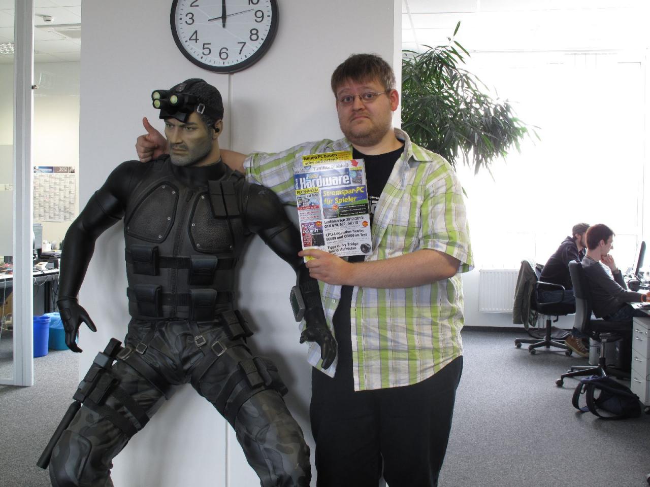 [08/06/2012] Diese Woche trafen auch bei uns die ersten Exemplare der neuen Produktion bei uns ein. Stephan ist von der Qualität dieses Hefts so sehr überzeugt, dass er es auch gleich Sam Fisher ans Herz legen will.