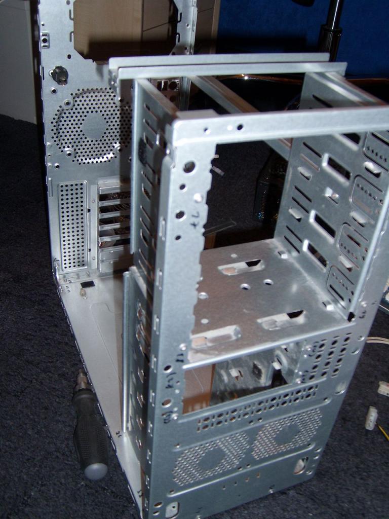 [01/06/2012] X-Plorer-Casemod: Gehäuse bekommt Rundumerneuerung inlusive Band-Artwork (2)