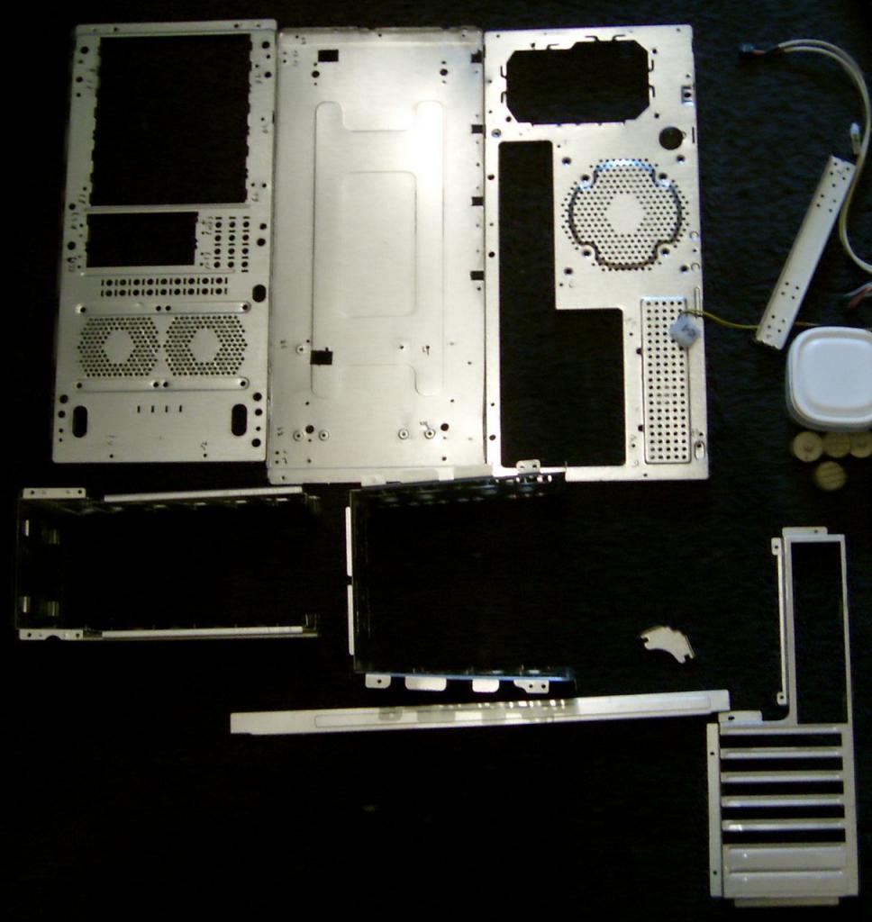 [01/06/2012] X-Plorer-Casemod: Gehäuse bekommt Rundumerneuerung inlusive Band-Artwork (7)