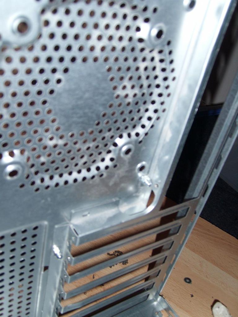 [01/06/2012] X-Plorer-Casemod: Gehäuse bekommt Rundumerneuerung inlusive Band-Artwork (9)
