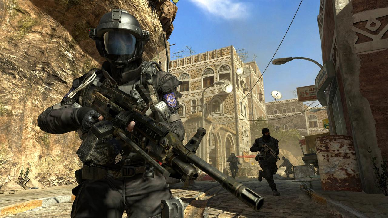 [31/07/2012] Dieser Screenshot offenbar die üblichen Schwächen (Hose, Waffe, Spiegelung, Polycount) und zeigt zugleich die simple Himmels- und Wolkendarstellung; oft bedient sich CoD stimmiger aber niedrig aufgelöster Bitmap-Hintergründe