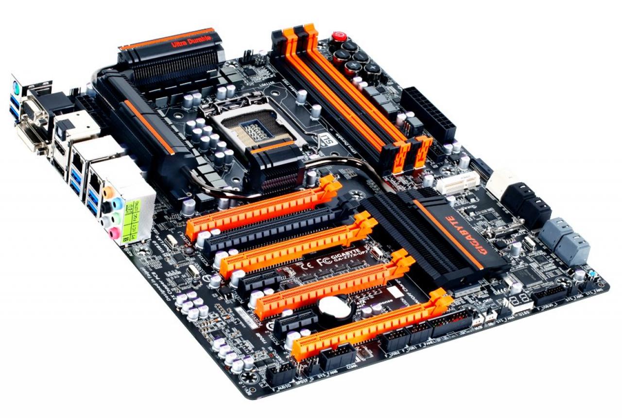 [29/07/2012] Gigabyte Z77X-UP7: High-End-Mainboard mit 32 Phasen für die CPU im finalen Design abgelichtet - inlusive Video (2)