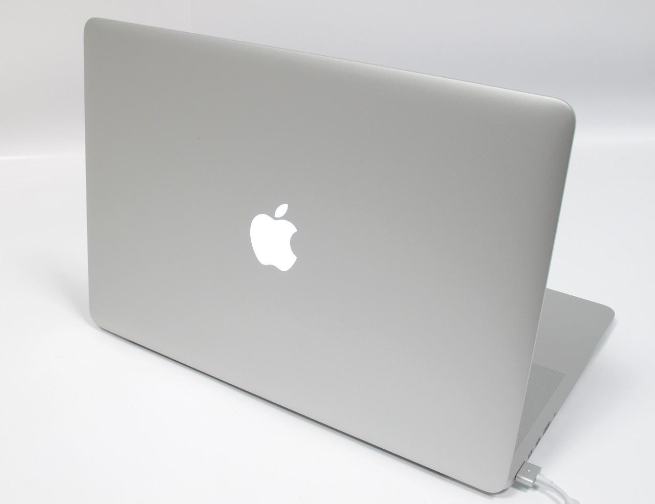 [06/07/2012] Macbook Pro Retina: Das Apple-Logo leuchtet wie bei fast allen Apple-Geräten. 
