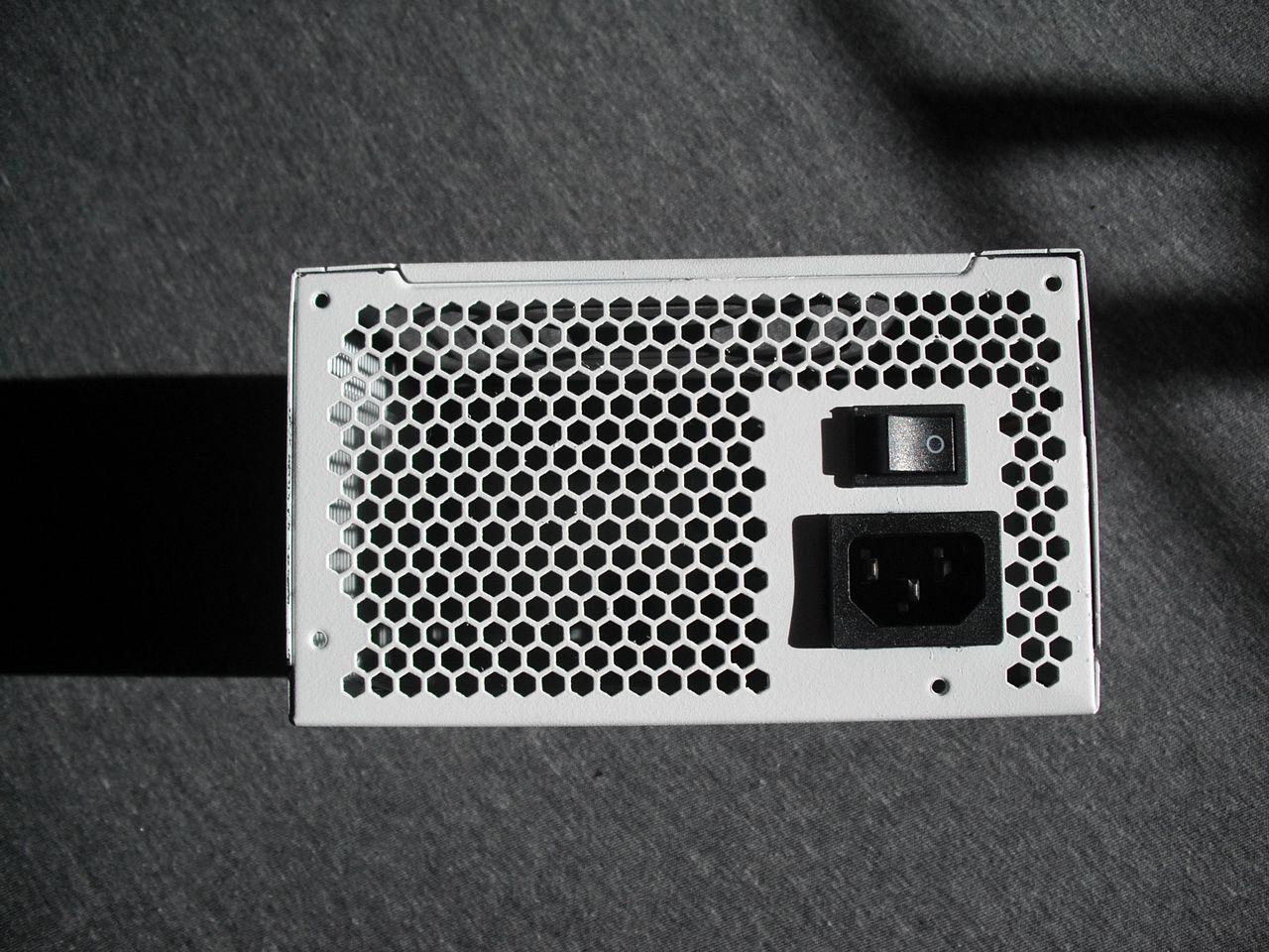 [27/07/2012] Purple White: Casemod mit gemoddeter Grafikkarte (11)