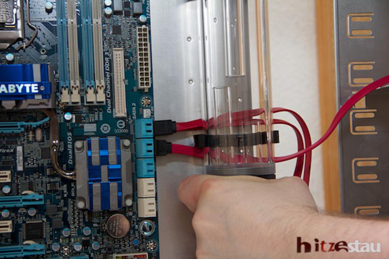 [06/07/2012] Projekt Hitzestau: Schrauber-Duo baut Wakü-PC mit wandmontiertem Mo-Ra3 (4)