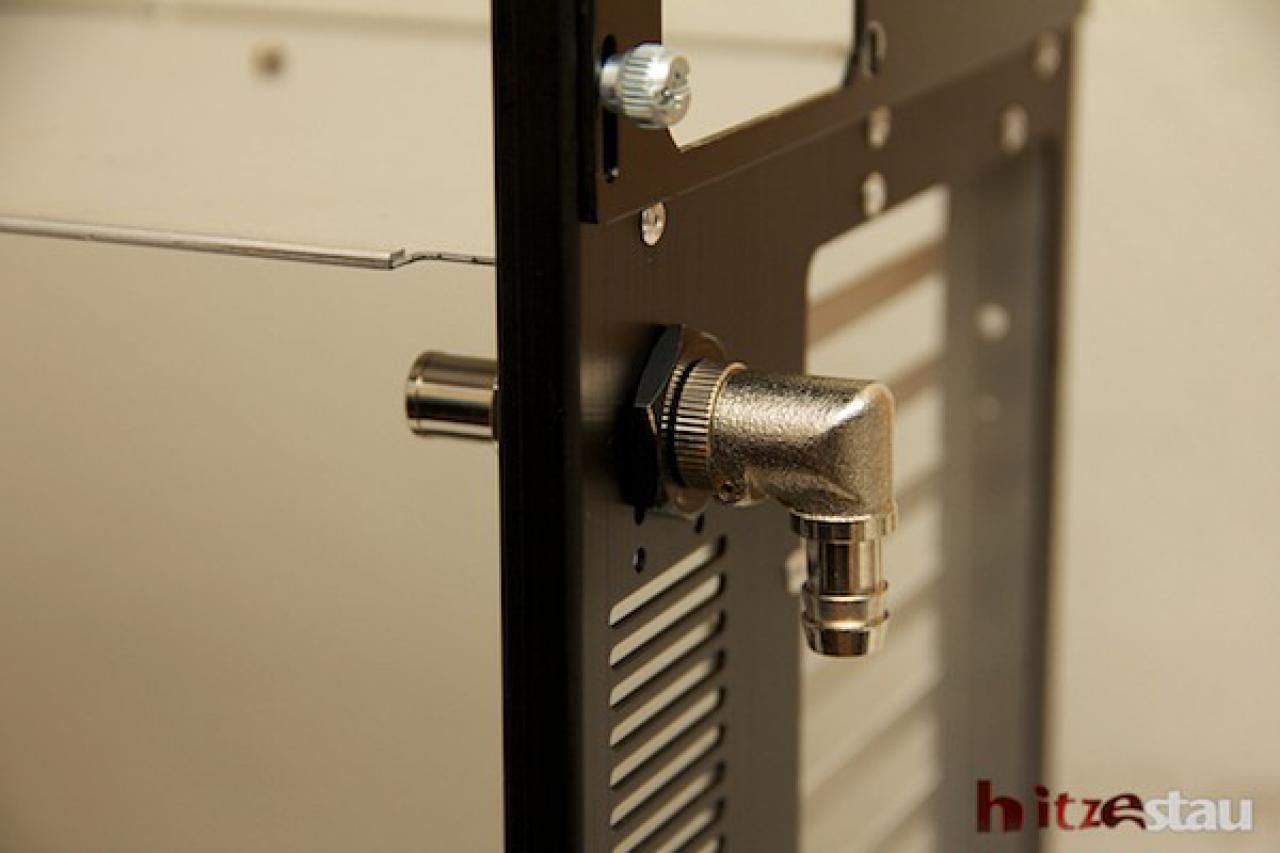 [06/07/2012] Projekt Hitzestau: Schrauber-Duo baut Wakü-PC mit wandmontiertem Mo-Ra3 (52)