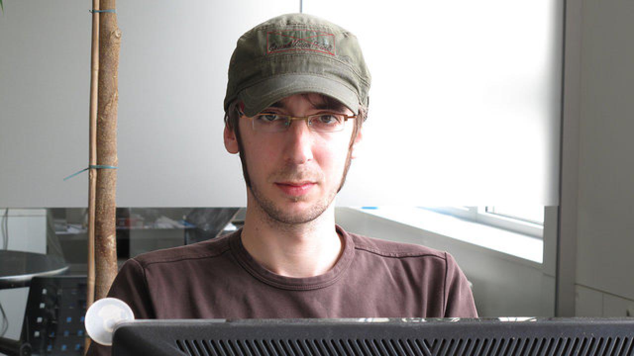 [27/07/2012] Kriegt Microsoft mit Windows 8 die Kurve? Allen Unkenrufen zum Trotz bin ich der Meinung, dass Microsoft mit Windows 8 nicht untergehen wird. Man wird hartnäckige Kunden mit einem Patch beruhigen und zusammen mit Windows Phone 8 und einem kompatiblen Unterbau auf der Xbox wird Microsoft in den nächsten Jahren auch im Cloud-Zeitalter zu einer festen Größe. 