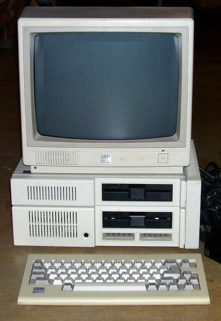 [18/07/2012] IBM PCjr war der zarte Versuch von IBM den Amigas und Commodores dieser Welt aus den Wohnzimmern zu verbannen. War nix, denn die Dinger waren immer noch viel zu teuer für den geboteten Leistungsumfang - trotz Intel 8008.