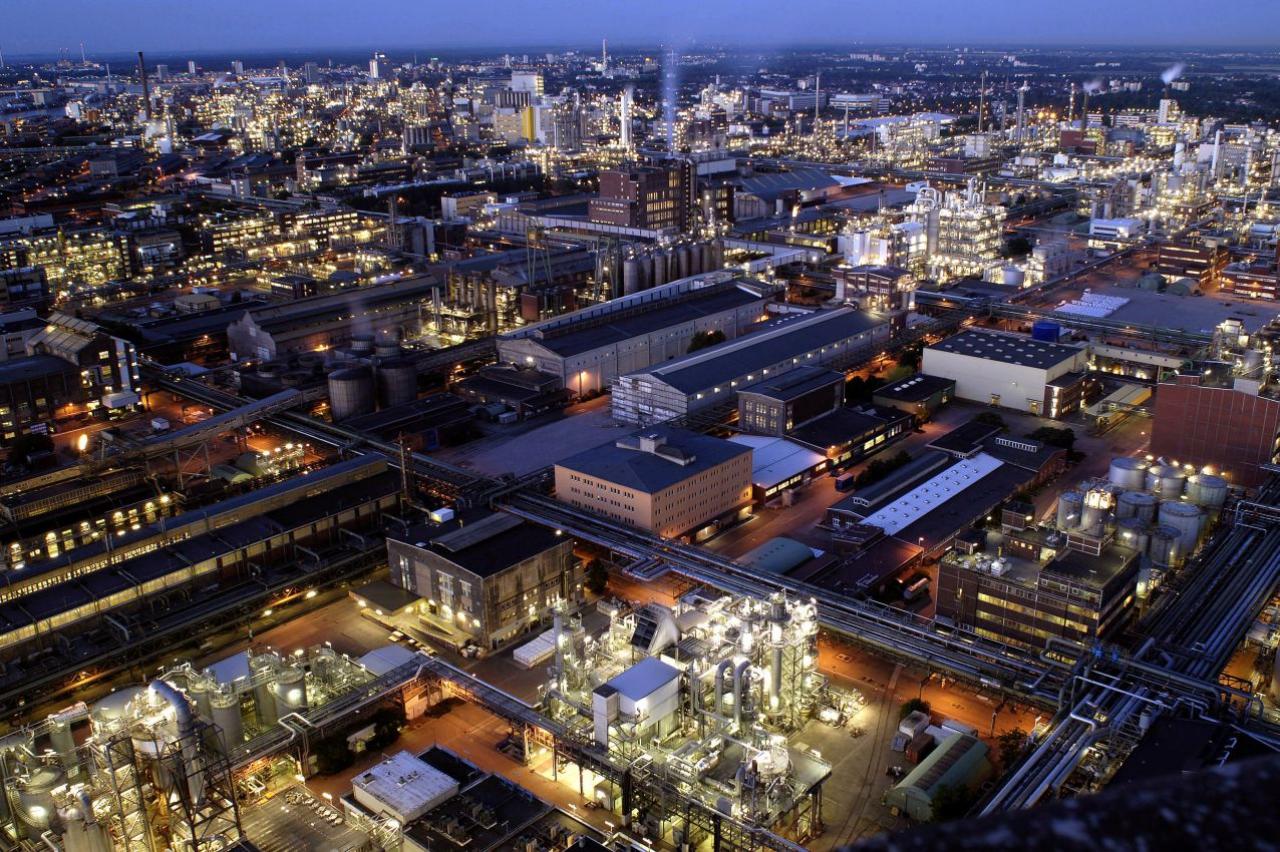 [22/07/2012] Sie fragen sich, was der weltgrößte Chemie-Konzern BASF mit Hauptsitz in Ludwigshafen mit Hardware zu tun hat? Nun, deren Kunststoffe und Chemikalien kommen in zahlreichen Komponenten zum Einsatz. Etwa in LCD-Monitoren, in Rohlingen oder auch bei der Produktion von Mikrochips. 