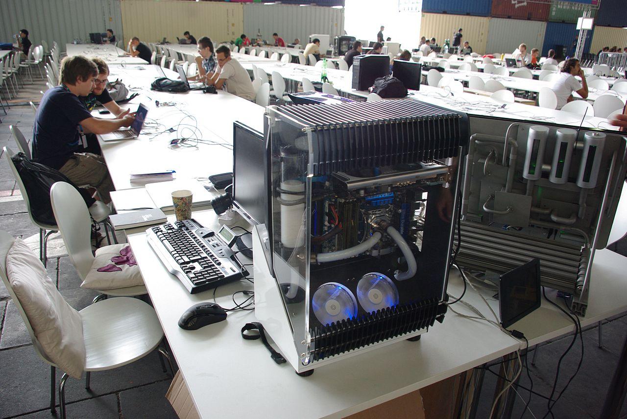 [27/08/2012] Steampunk-Mods, PCs in Fliegen-Optik und im Schreibttisch - Casemodding auf der Campus Party Berlin (24)
