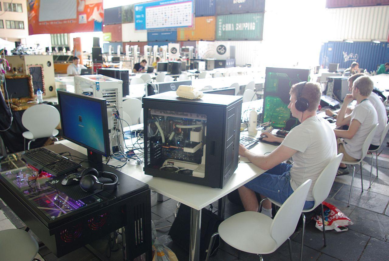 [27/08/2012] Steampunk-Mods, PCs in Fliegen-Optik und im Schreibttisch - Casemodding auf der Campus Party Berlin (34)