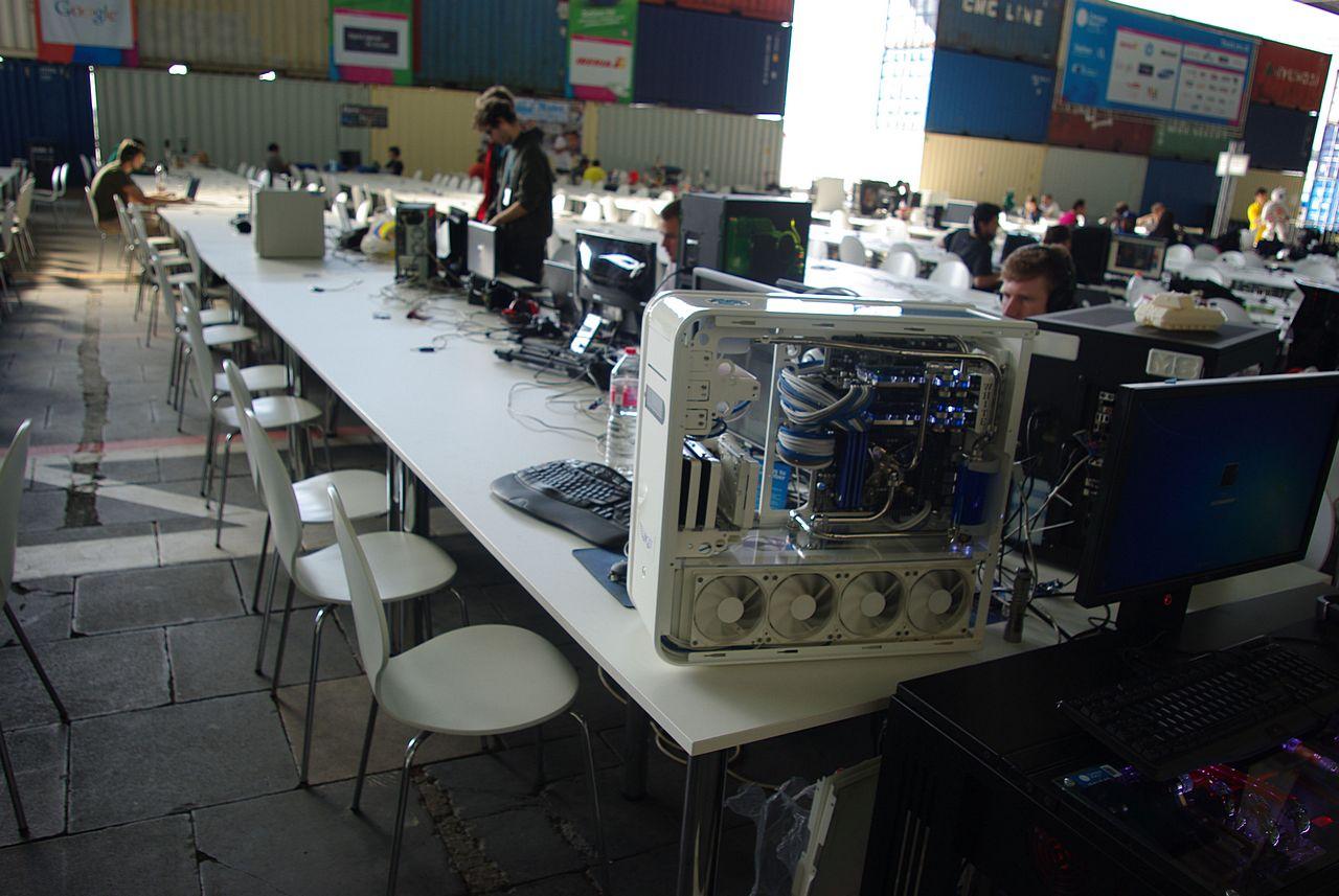 [27/08/2012] Steampunk-Mods, PCs in Fliegen-Optik und im Schreibttisch - Casemodding auf der Campus Party Berlin (3)