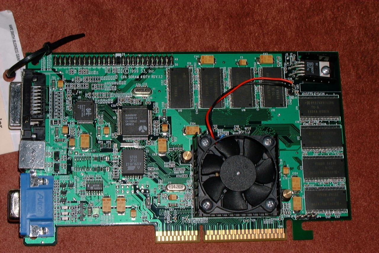 [27/08/2012] S3s neuer Chip: Der intern GX4 genannte Grafikprozessor wurde als Savage-2000-GPU vermarktet.