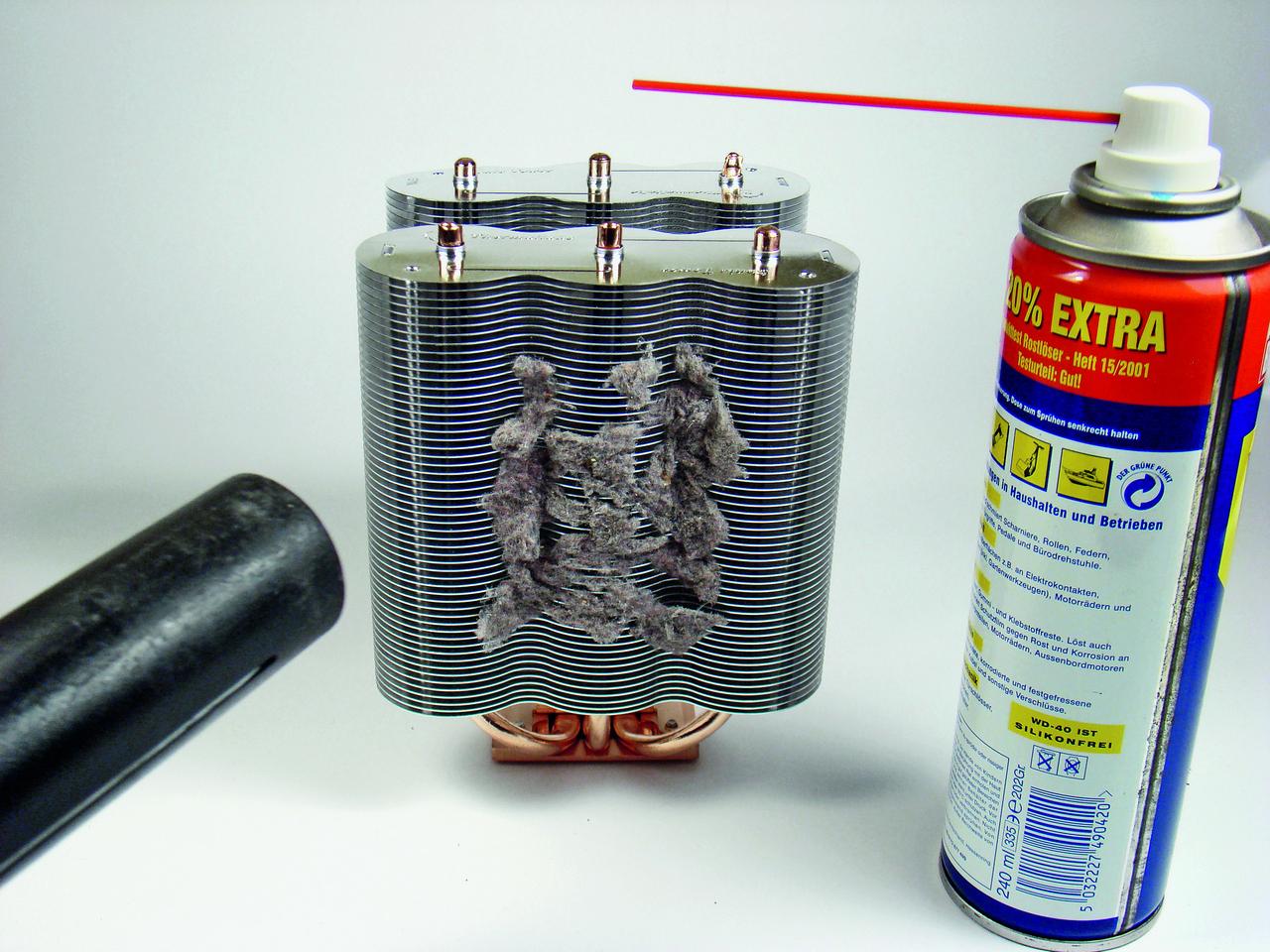 [01/08/2012] Der CPU-Kühler verstaubt so wie die anderen Komponenten mit der Zeit, daher sollten Sie alle paar Monate Ihren Rechner säubern - per Lappen, Staubsauger und bei Kühlern per Druckluft