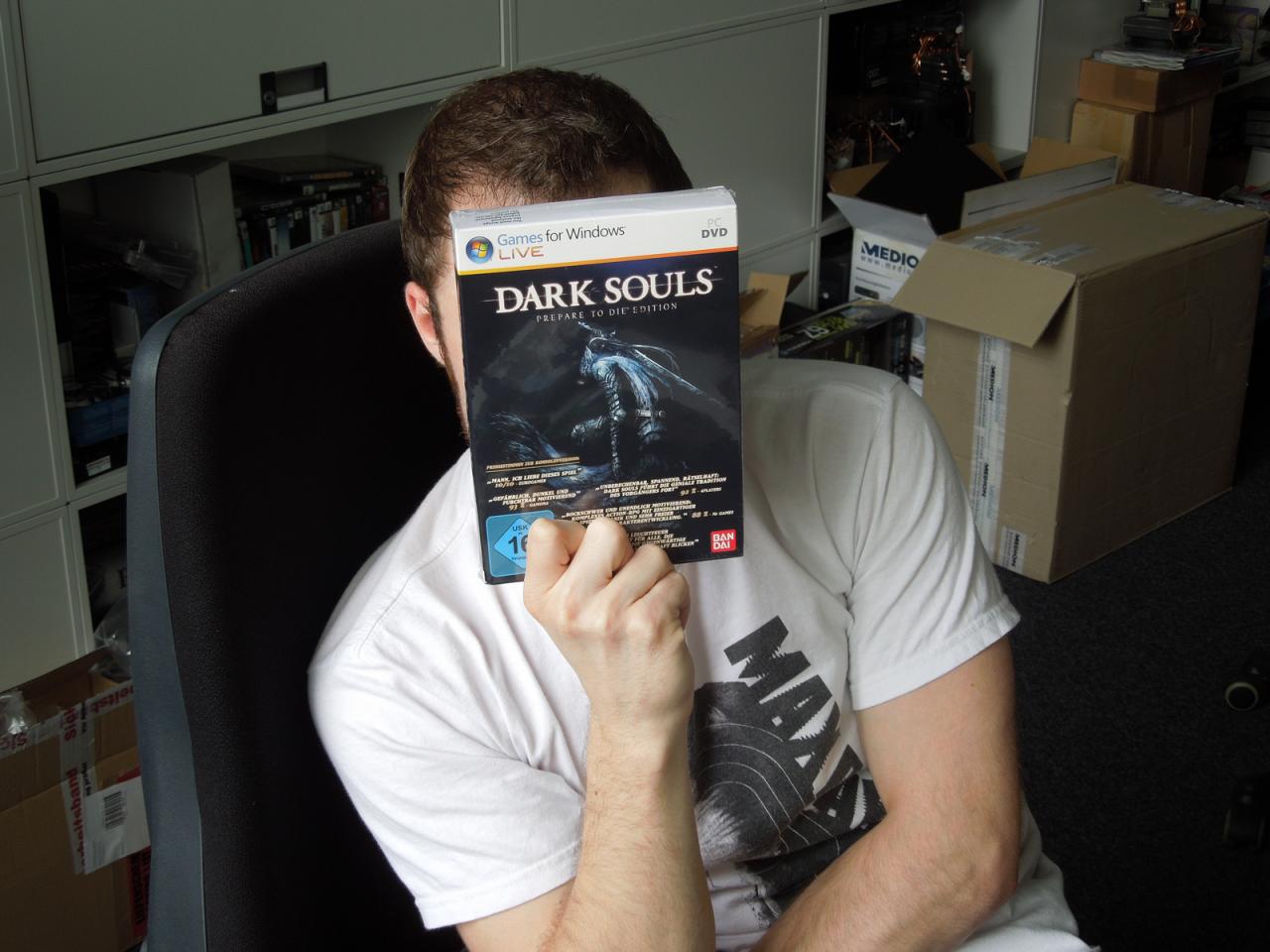 [24/08/2012] Wenn dieser unkooperative Herr Redakteur auch sein Antlitz mit der Prepare To Die-Edition von Dark Souls abdeckt. Sie kennen ihn bestimmt, - auch ohne Bananen, die sich sonst bevorzugt in seiner Nähe befinden.