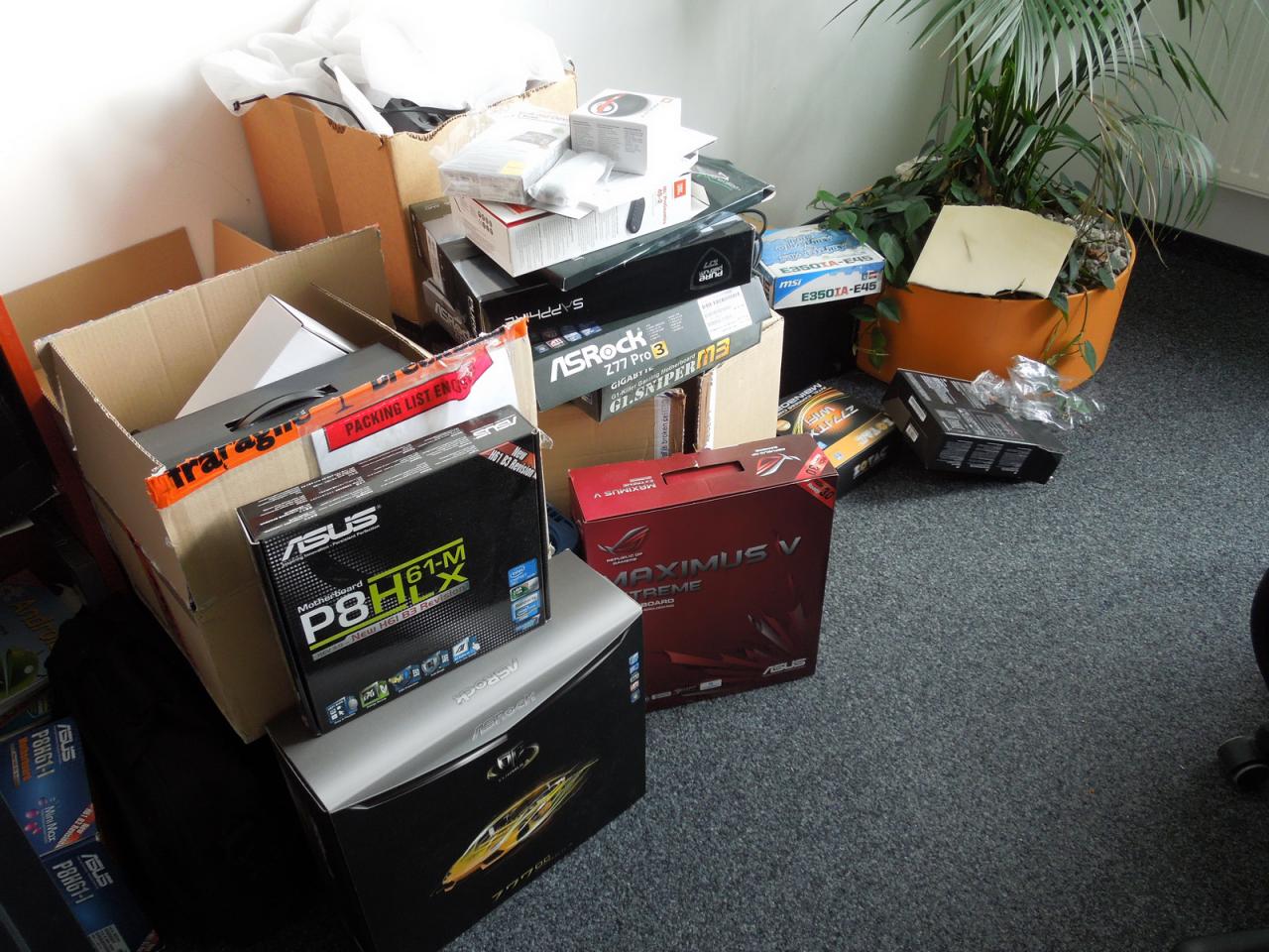 [24/08/2012] Dreimal dürfen Sie raten, wer diese Testmustersammlung wieder aufräumen darf. Die Bezeichnungen der Kartons respektive die Produkte darin dürften ihn eigentlich verraten. 